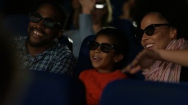3d gözlük ile bir film izlerken aile