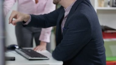 Öğretmen öğrenci bilgisayar kullanmayı gösterilen