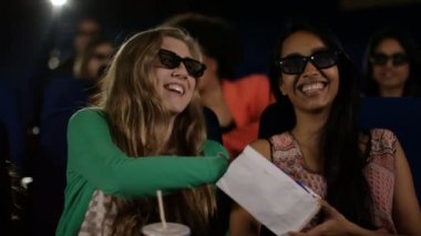  bir film izlerken sinema izleyici