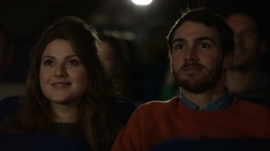 Bir film izlerken sinema izleyici