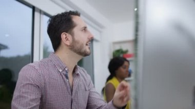 Bilgisayar üzerinde çalışan öğrenci