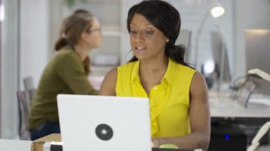 Öğrenciler bilgisayar bakmak için toplanın