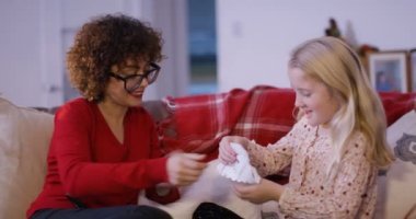 Bebek bakıcısı ve kağıt el sanatları yapıyor kız