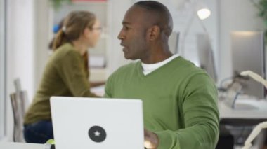 Öğrenciler bilgisayar bakmak için toplanın