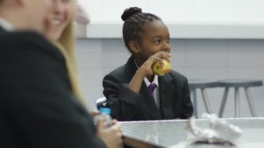 arkadaşlar okul kafeteryasında