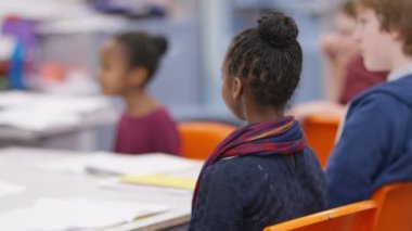 Kız holding klasör