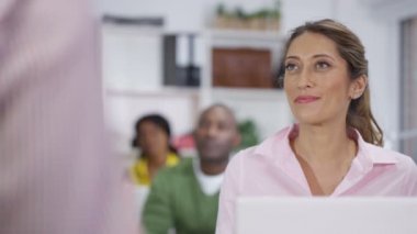 Öğretmenleri dinleyen öğrenciler. 