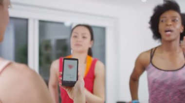 İstemciler eğitmek için App kullanarak fitness eğitmeni