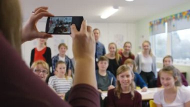 Öğrenciler sınıf fotoğrafı için poz