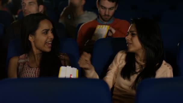 Freundinnen schauen sich einen Film an — Stockvideo