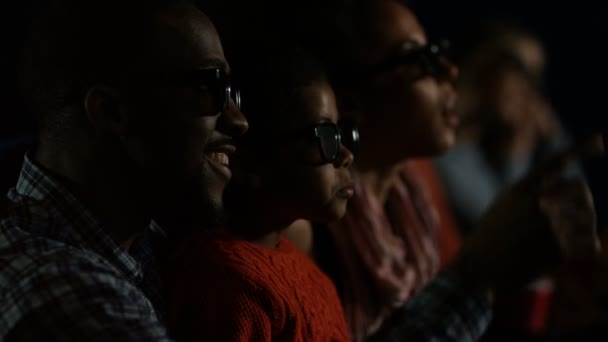 Famiglia guardando un film con occhiali 3D — Video Stock