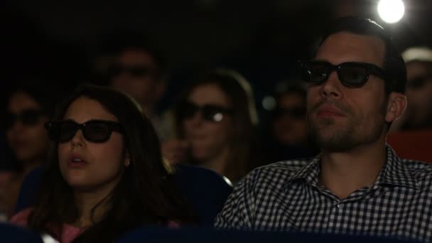 Casal assistindo filme 3D — Vídeo de Stock