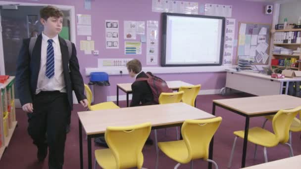 Studenter in skola klassrum — Stockvideo