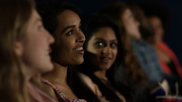 Amigos viendo una película con gafas 3D — Vídeo de stock