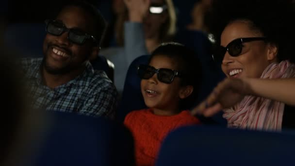 Familia viendo una película con gafas 3D — Vídeo de stock