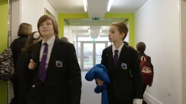 Koridordan yürürken öğrenciler — Stok video