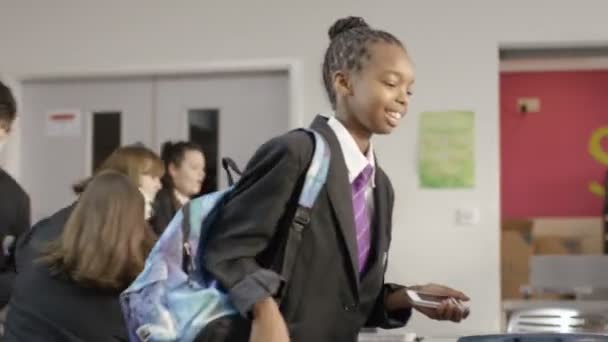 Школярі вступають до шкільної кафетерії — стокове відео
