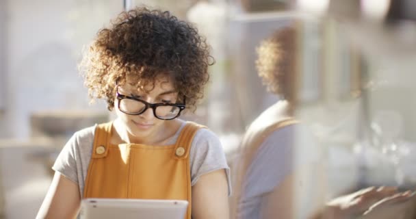 Mujer usando tableta — Vídeo de stock