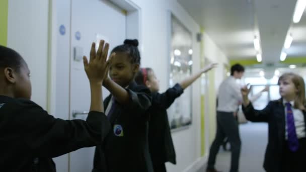 Enseignants et élèves dans le couloir scolaire — Video