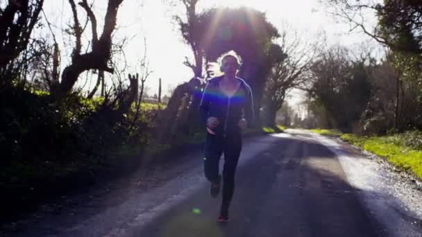 femme s'arrête pour reprendre son souffle 