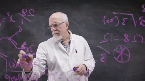 Universitaire homme écrivant des formules mathématiques — Video