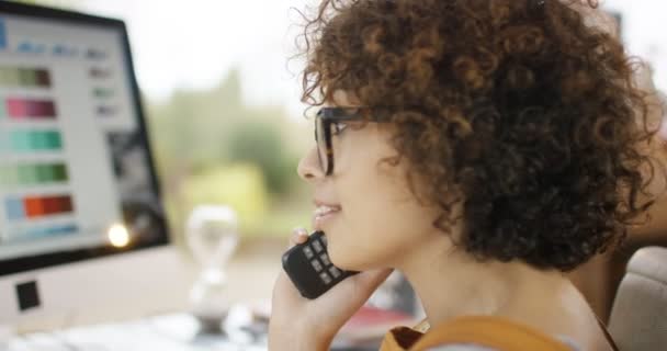 Worker talking on phone — Stock Video