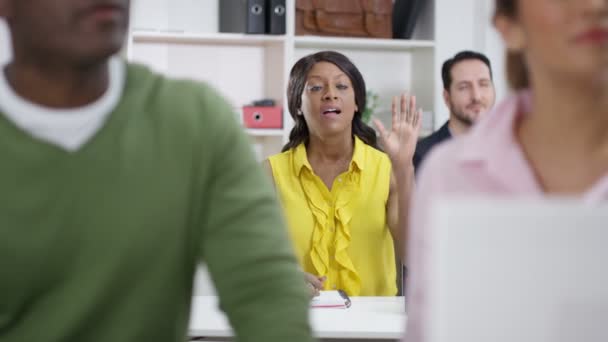 Étudiant à l'écoute du professeur — Video