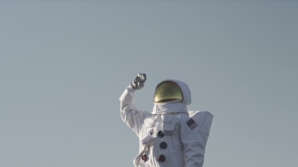 Ondas de astronautas para celebrar uma aterragem segura — Vídeo de Stock