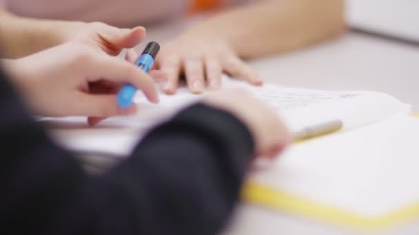 Niño en la escuela lección — Vídeos de Stock