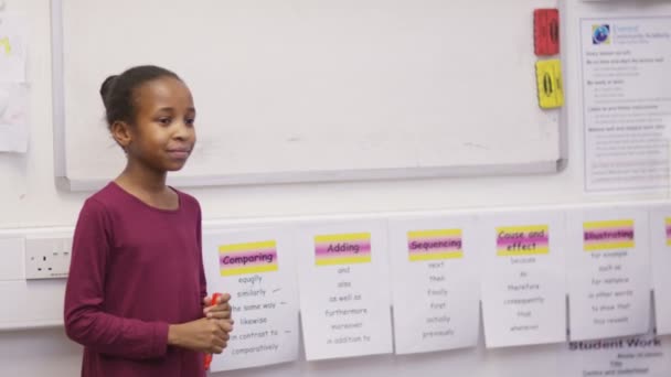 Meisje schrijven op het whiteboard — Stockvideo