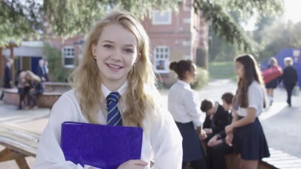 Sorrindo menina em uniforme — Vídeo de Stock