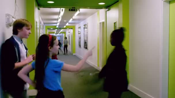 Children walking through school hallway — Stock Video