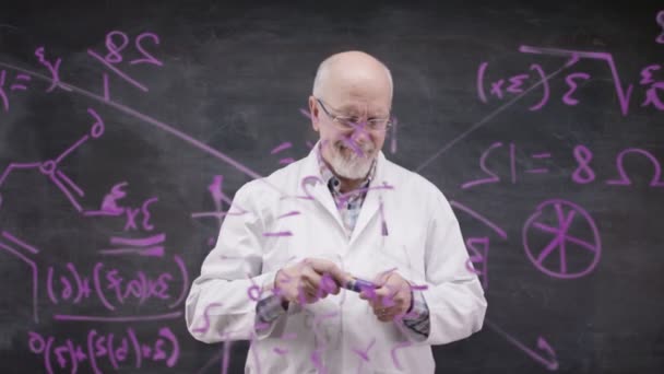 Universitaire homme écrivant des formules mathématiques — Video