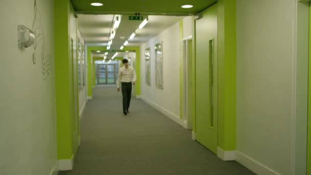 Man alleen lopen door school corridor — Stockvideo
