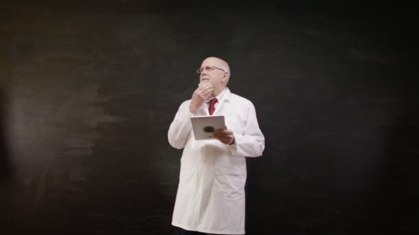 Läkare med en tablett compute — Stockvideo