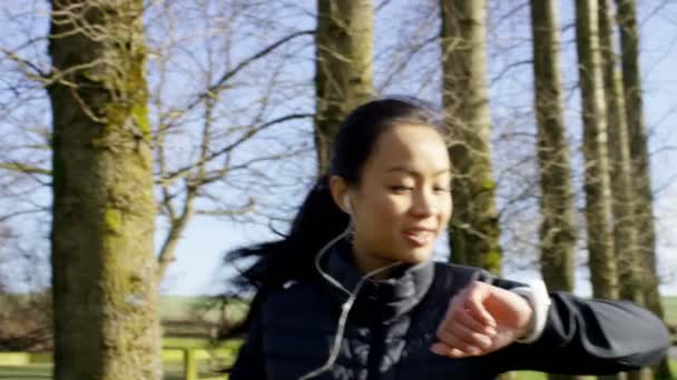 Femme s'arrête pour regarder la montre — Video