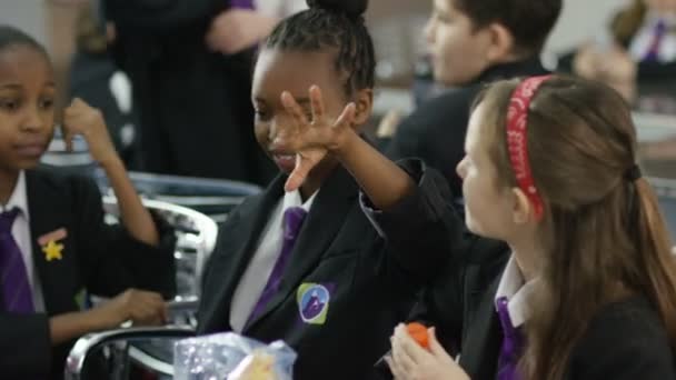 Schoolgaande kinderen eten op school kinderen eten — Stockvideo