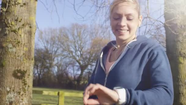 Vrouw stopt om te kijken naar horloge — Stockvideo