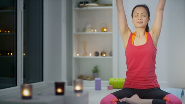 Kadın evde meditasyon yapıyor. — Stok video