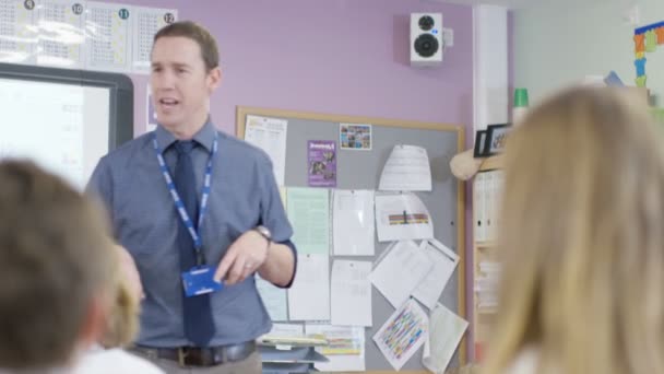 Schüler hören dem Lehrer zu — Stockvideo