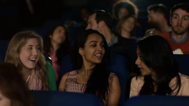 Amigos viendo una película con gafas 3D — Vídeo de stock