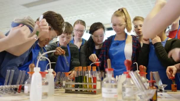 Profesores enseñando a estudiantes en clase de ciencias — Vídeo de stock