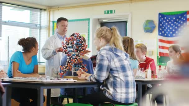 Insegnante che insegna agli studenti in classe di scienze — Video Stock