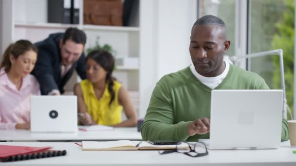 Student werkt aan laptop — Stockvideo