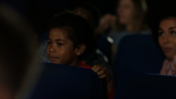 Família assistindo um filme — Vídeo de Stock