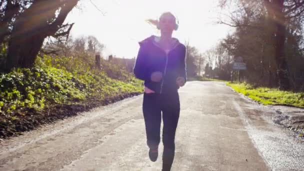 Жінка біжить в сільській місцевості — стокове відео