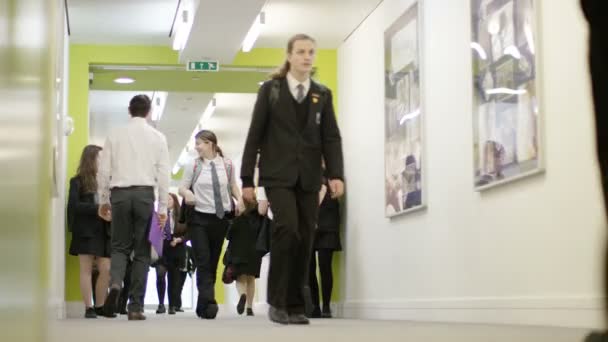 Students walking through corridor — Stock Video