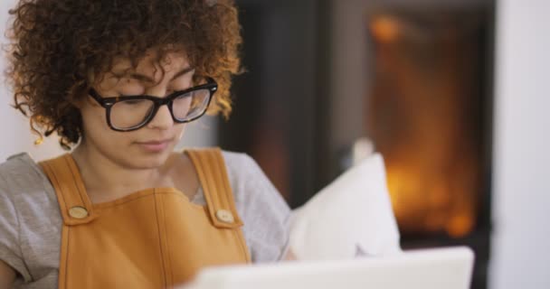 Mujer usando computadora — Vídeos de Stock