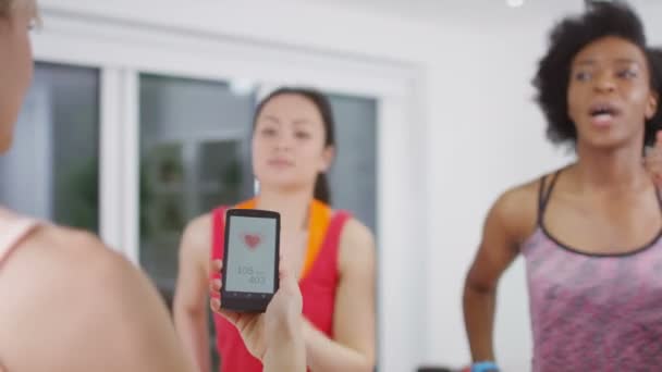 Fitness instructor using app to train clients — ストック動画