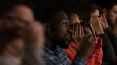 Bir film izlerken Çift